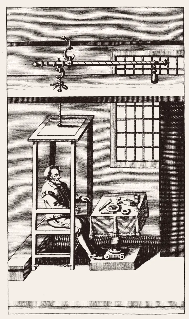 一个人坐在吊在杆秤下的椅子上，面前的小桌摆着饭菜；房梁上横着秤杆和秤砣