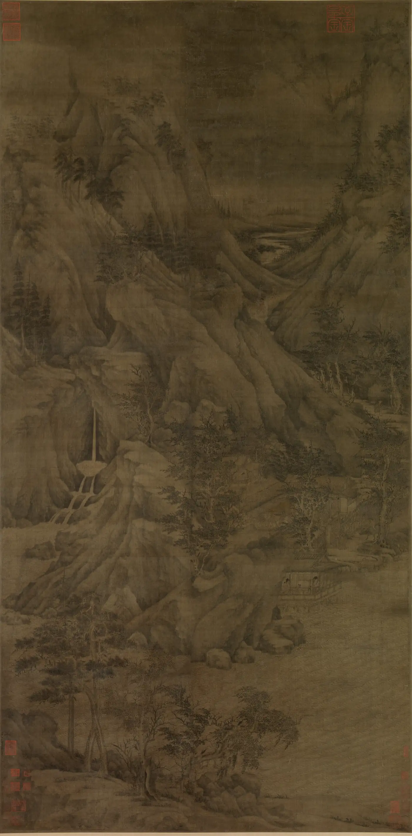 传董源《溪岸图》：一幅立轴，下方是开阔的水面与岸边的树石，中段岸上有屋舍、临水的亭阁，阁中坐着人，旁边山间垂下瀑布，上方山峦重叠