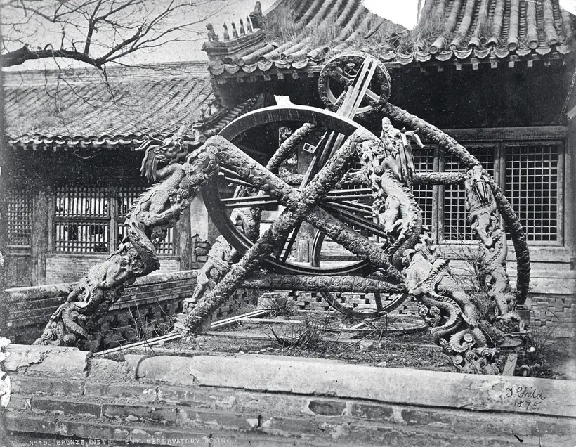 北京观象台院中的一架铜仪：大圆环由盘龙托住，背后是屋檐和窗格